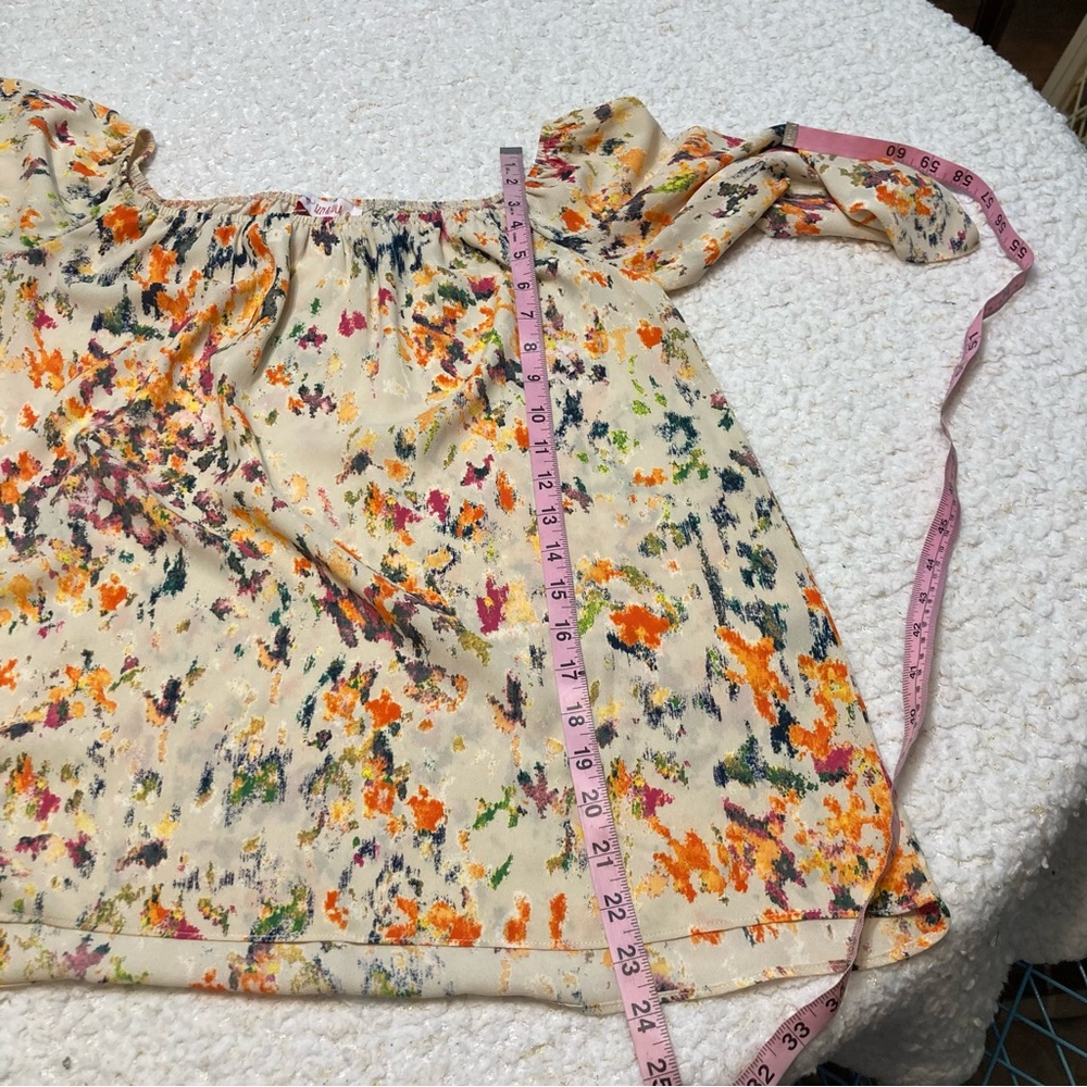 ✨ Izzy & Lola Floral Blouse – Soft & Feminine 🌸✨ - Picture 8 of 12